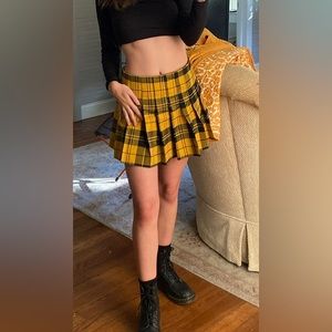Black and Gold Pleated Mini skirt. Adorable!